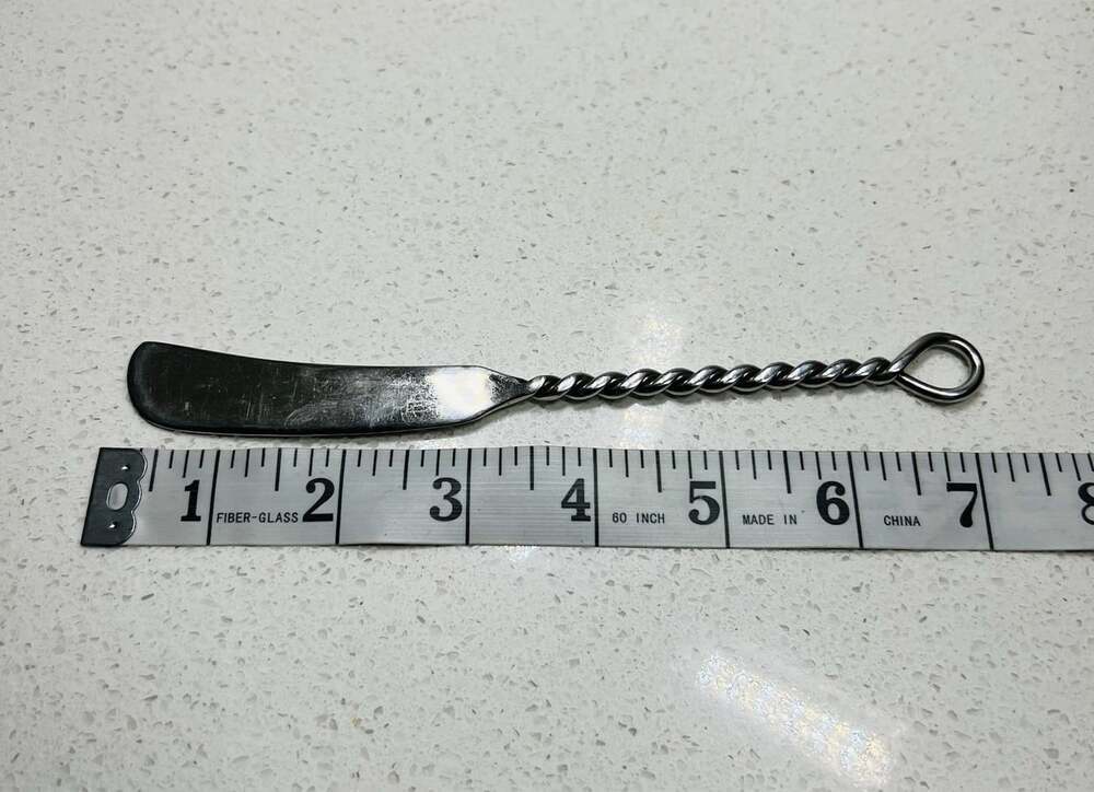 Butter Spreader Knives Set of 4 Twisted Loop Handles Silver Tone 7” - Picture 4 of 4